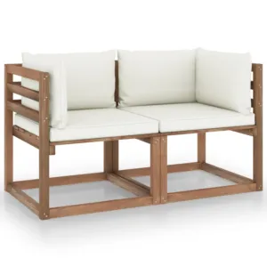 Ogrodowa sofa 2-os. z palet, z kremowymi poduszkami, sosna